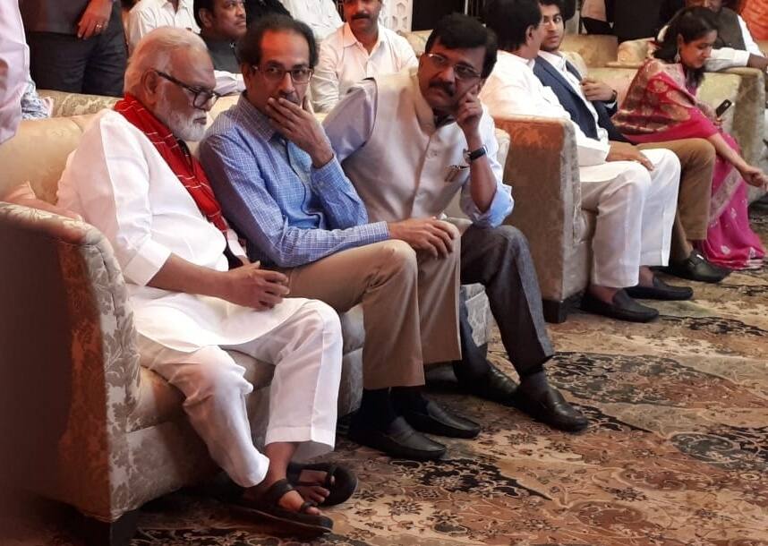 Uddhav Thackeray & Chhagan Bhujbal meet at wedding ceremony ऋणानुबंध जुने, भेट नवी! भुजबळ-उद्धव ठाकरेंची भेट