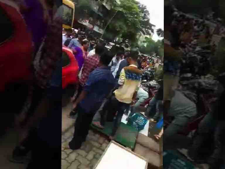 राज्यमंत्र्यांच्या दणक्यानंतर डोंबिवलीतील फडके रोड फेरीवाला मुक्त Dombivali's Fadke road now hawker free Minister ravindra chavan's action राज्यमंत्र्यांच्या दणक्यानंतर डोंबिवलीतील फडके रोड फेरीवाला मुक्त