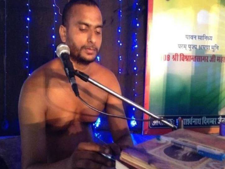 Jain Muni Vishrant Sagar calls women commodities Latest Updates मुली म्हणजे ‘वस्तू’, त्यांच्यावरील अत्याचाराला त्याच जबाबदार : जैन मुनी