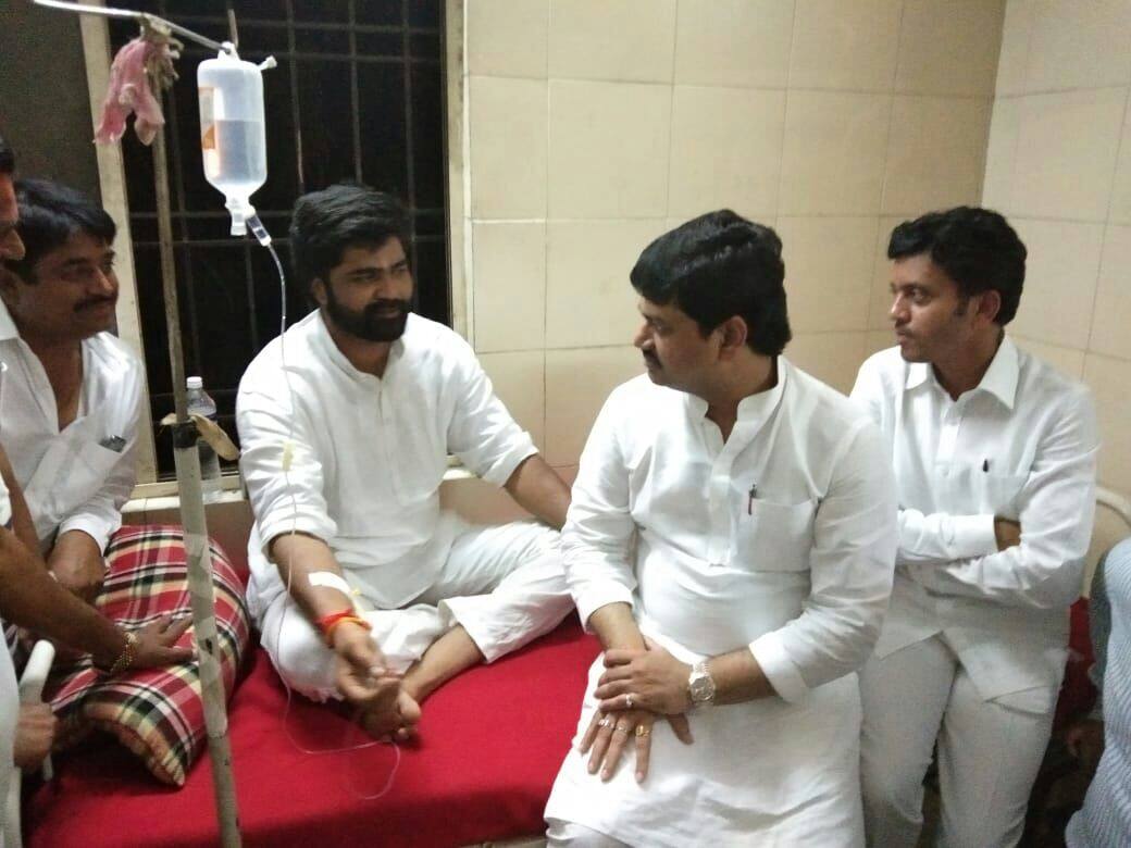 धस यांच्याविरोधात उपोषण, सतीश शिंदेंच्या भेटीसाठी धनंजय मुंडे मध्यरात्री रुग्णालयात Dhananjay Munde meet Satish Shinde, who agitate against suresh dhus धस यांच्याविरोधात उपोषण, सतीश शिंदेंच्या भेटीसाठी धनंजय मुंडे मध्यरात्री रुग्णालयात