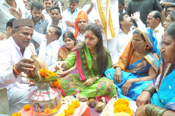गेल्यावर्षी भगवानगडावर दसरा मेळावा न घेता आल्यामुळे ग्रामविकासमंत्री पंकजा मुंडे यांनी दसरा मेळावा सावरगाव घाट येथे घेतला होता. 