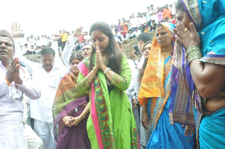 गोपीनाथ मुंडे यांचा जनसेवेचा वसा पुढे सुरु ठेवणार असल्याचे प्रतिपादन यावेळी प्रीतम मुंडे यांनी केलं.