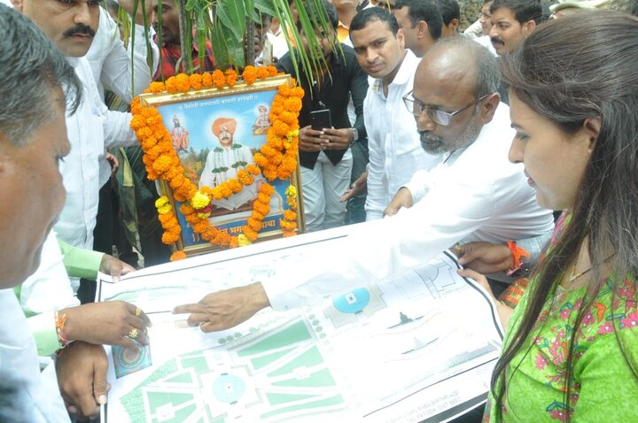  या स्मारकाचं बांधकाम आता सुरू झालं आहे. 