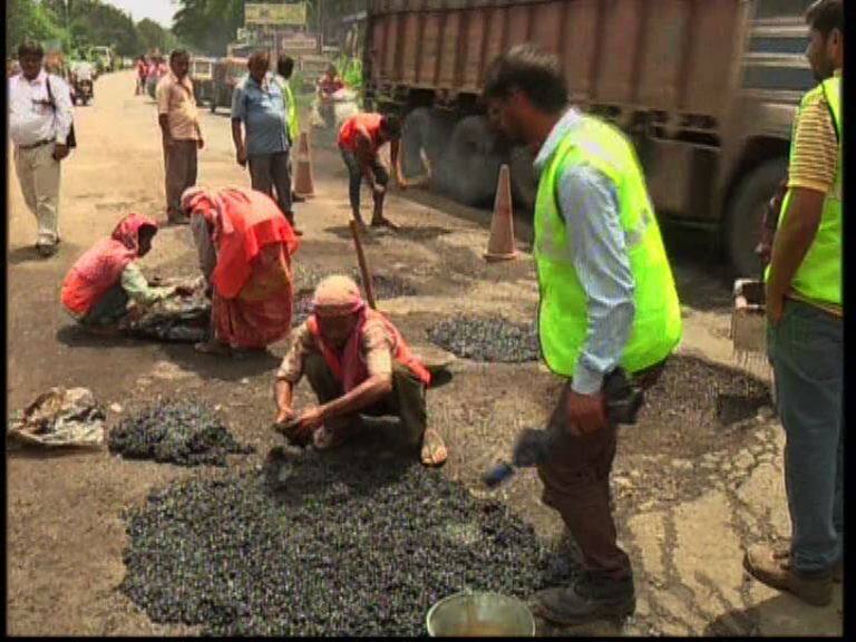 Chandrakant Patil inspects Mumbai Goa Highway latest update मुंबई-गोवा हायवे, चंद्रकांत पाटलांचा दौरा आणि आश्वासनं