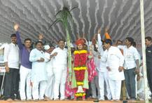 ऊसतोड कामगारांच्या मागण्या साखर संघासमोर मांडणार : पंकजा मुंडे