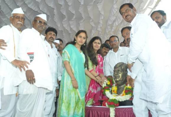 ऊसतोड कामगारांच्या मागण्या साखर संघासमोर मांडणार : पंकजा मुंडे