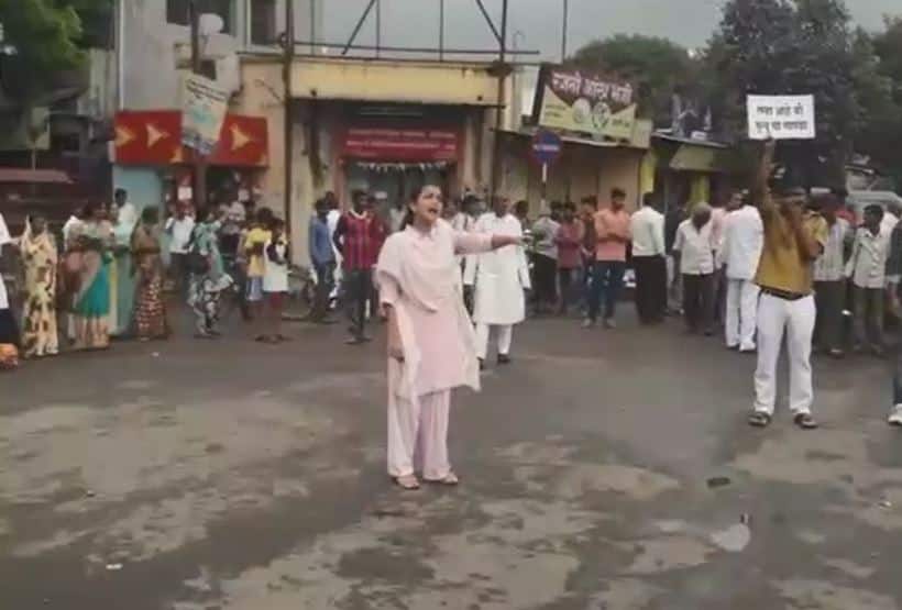 MLA Praniti Shinde Protest against heavy transportation in Solapur city VIDEO : आमदार प्रणिती शिंदेंची भर रस्त्यात घोषणाबाजी
