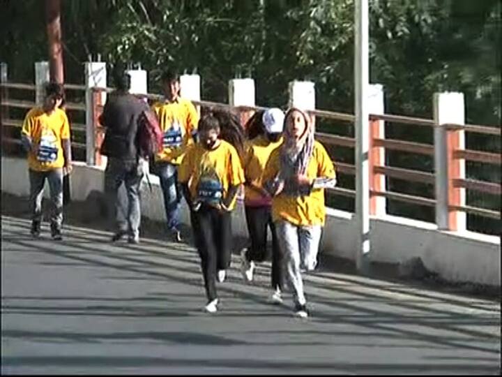 गेल्या वर्षीही काश्मीर खोऱ्यातल्या 700 ते 800 आणि बाहेरच्या जवळपास दीडशेजणांनी या मॅरेथॉनमध्ये भाग घेतला होता. 