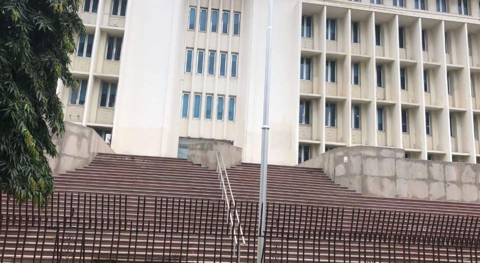 नुतनीकरणावेळी बांधलेल्या मंत्रालयाबाहेरच्या पायऱ्या तोडणार!