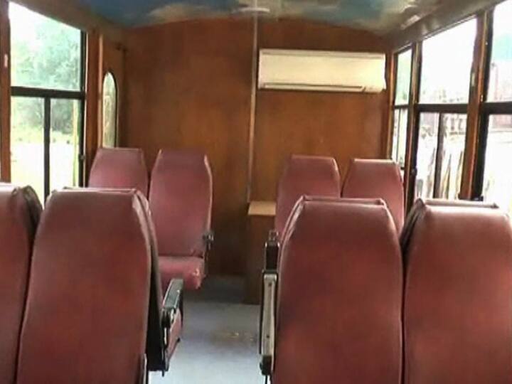 या डब्यावर आकर्षक पद्धतीने निसर्गचित्रे लावण्यात आली आहे. डब्यात प्रवेश करताच डब्यातील आकर्षक आसनव्यवस्था पर्यटकांना भुलवून टाकणारी आहे. तसेच डब्याला मोठ्या काचा लावण्यात आल्या असून आता पर्यटकांना त्याचा मनमुराद आनंद लुटता येणार आहे.