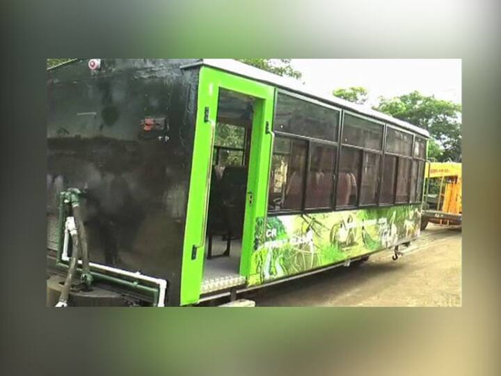 माथेरानची टॉय ट्रेन आकर्षक रुपात धावण्यासाठी तयार झाली आहे. खास माथेरानच्या पर्यटकांसाठी कुर्डुवाडीच्या वर्कशॉपमध्ये टॉय ट्रेनला एसी डबा जोडण्यात येणार आहे. रेल्वेच्या इतिहासात पहिल्यांदाच मिनिगेजला एसी डबा जोडण्यात येत आहे.