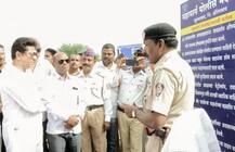 जेव्हा पोलिस राज ठाकरेंना वाहतूक नियम समजावतात...