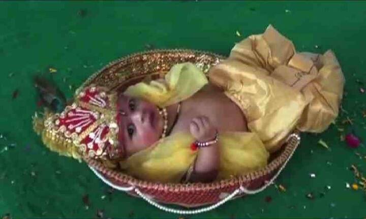 गोकुळाष्टमीनिमित्त येवल्यामध्ये बाळगोपाळांची अनोखी वेशभूषा स्पर्धा घेण्यात आली. व्यंगचित्रकार प्रभाकर झळके यांच्या धडपड मंचतर्फे या कार्यक्रमाचं आयोजन करण्यात आल होतं. 