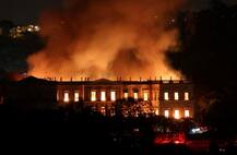 ब्राझिलमधील 200 वर्षे जुन्या संग्रहालयाला आग, दोन कोटी वस्तू बेचिराख