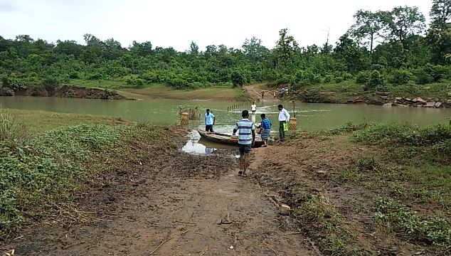 आरोग्य सुविधा पुरवण्यासाठीही रस्ता नाही, गडचिरोलीतील विदारक वास्तव