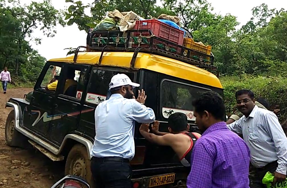 आरोग्य सुविधा पुरवण्यासाठीही रस्ता नाही, गडचिरोलीतील विदारक वास्तव