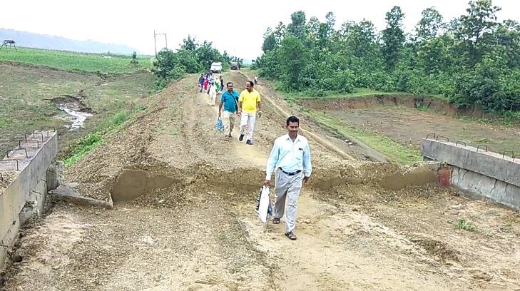 आरोग्य सुविधा पुरवण्यासाठीही रस्ता नाही, गडचिरोलीतील विदारक वास्तव