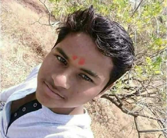 Solapur : Father took away mobile phone while playing the game, 19 year old boy left the house गेम खेळताना वडिलांनी मोबाईल काढून घेतल्याने तरुणाने घर सोडलं