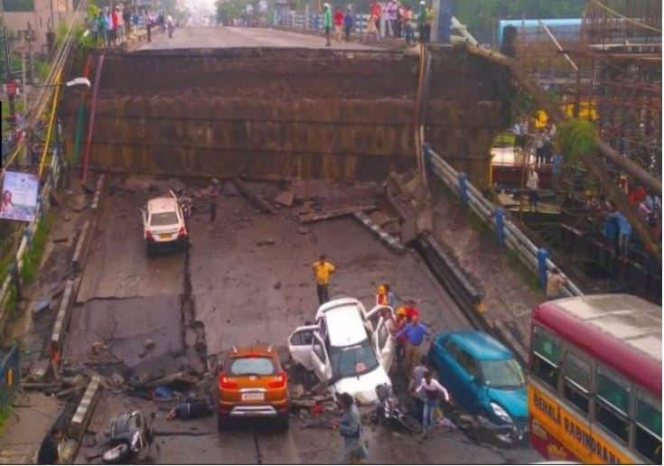 कोलकात्यात माजेरहाट पूल कोसळला, एकाचा मृत्यू Majerhat Bridge in south kolkata collapsed news and updates latest update कोलकात्यात माजेरहाट पूल कोसळला, एकाचा मृत्यू