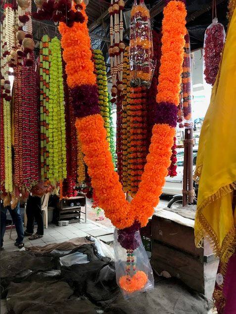  मुंबईतील लालबाग मार्केटही गणेशोत्सवाच्या खरेदीमुळे ग्राहकांनी फुलून गेलं आहे