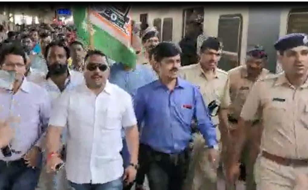 MNS Agitation against ulhasnagar local travels लोकलमध्ये उलट बसून येणाऱ्यांविरोधात मनसेचं आंदोलन