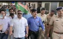 लोकलमध्ये उलट बसून येणाऱ्यांविरोधात मनसेचं आंदोलन