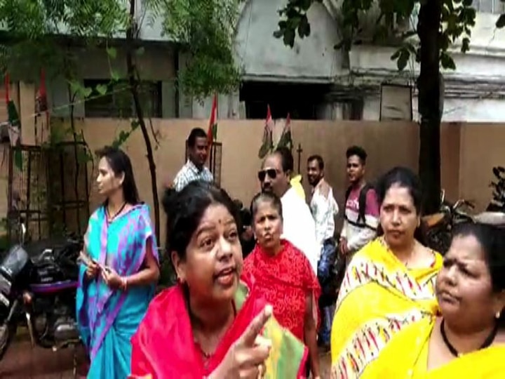 kolhapur congress women wing rada on ram kadam statement issue राम कदमांविरोधात आंदोलन, काँग्रेस महिलांचा आपापसातच वाद