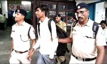 टीसीला शंका आली, प्रवाशाला तपासलं, 17 कोटीचं सोने सापडलं!