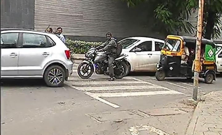 Pune : 22 crore fine collected from 10 lakh vehicle riders for breaking traffic rules latest update पुण्यात दहा लाख बेशिस्त वाहनचालकांना 22 कोटींचा दंड