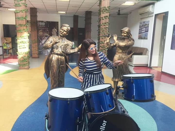 या घरात प्रवेश केल्यानंतर मेघाला फोटो काढण्याचा मोह आवरला नाही. घराच्या वेगवेगळ्या ठिकाणी तिने कॅमेऱ्यासाठी पोझ दिली.