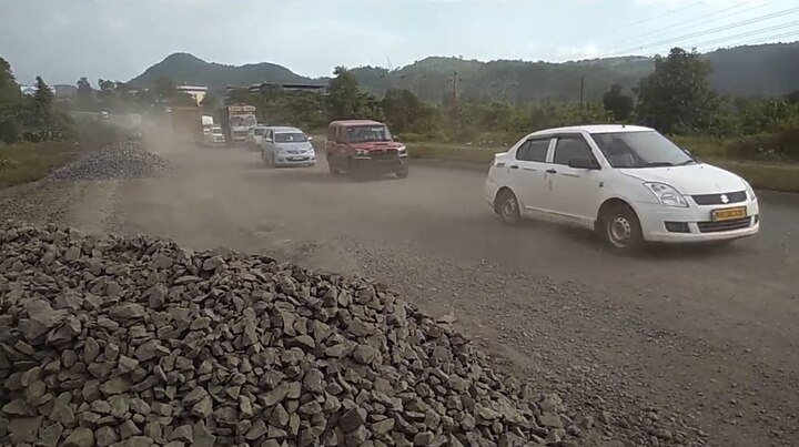 potholes filling deadline missed on Mumbai Goa highway मुंबई-गोवा हायवेवर खड्डे बुजवण्याचं काम सुरुच, डेडलाईन हुकली