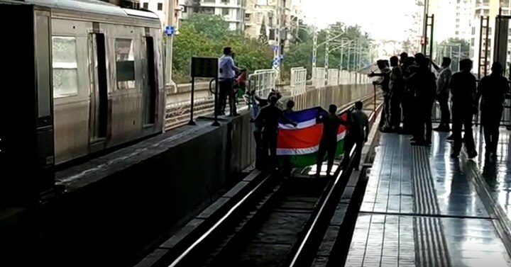  डीएन नगर मेट्रो स्थानकात काही मनसैनिकांनी मेट्रो रोखून धरली. यावेळी मनसैनिकांनी सरकारविरोधात घोषणाबाजीही केली.