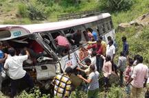 तेलंगणात भीषण अपघात, बस दरीत कोसळून 45 मृत्यूमुखी
