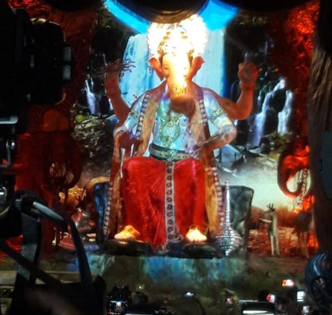 राजा जंगलात असल्यामुळे तो सिंहासनावर नाही तर शिळेवर बसला आहे. 