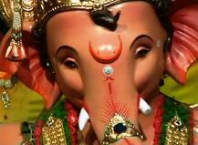 ढोल-ताशांच्या गजरात गणेश गल्लीच्या राजाचं मुखदर्शन