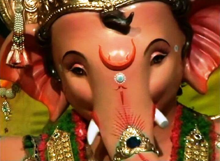 मुंबईचा राजा अर्थात गणेशगल्लीचा राजाचं पहिलं दर्शन काल (11 सप्टेंबर) गणेशभक्तांना घडलं. यावेळी गणेशभक्तांनी मोठी गर्दी केली होती. 