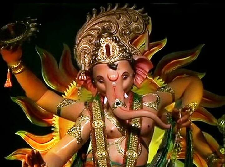 ढोल-ताशांचा गजर, विद्युत रोषणाई आणि गणपत्ती बाप्पा मोरयाच्या जयघोषात भाविकांनी लाडक्या राजाचं मुखदर्शन घेतलं.
