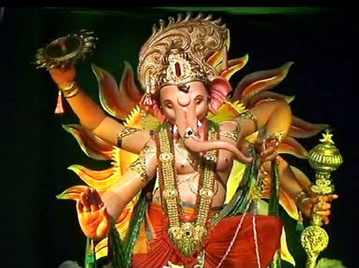गणेशगल्लीच्या राजाने यंदा अश्वारुढ रुप धारण केलं असून बाप्पाची मूर्ती तब्बल 22 फूट उंचीची आहे.
