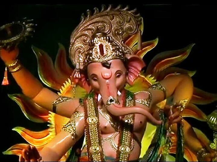  या मंडळाचं यंदा 91 वं वर्ष असून उंच मूर्ती आणि भव्यदिव्य देखाव्यासाठी गणेशगल्लीचा राजा पाहण्यासाठी भाविकांची रीघ लागते.