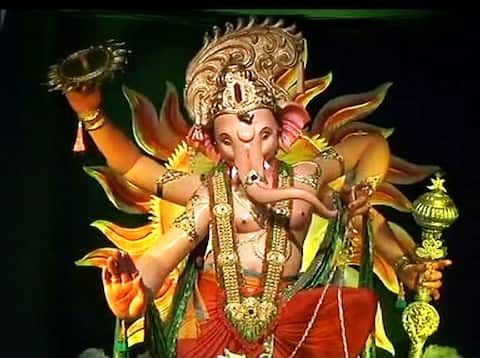 ढोल-ताशांच्या गजरात गणेश गल्लीच्या राजाचं मुखदर्शन ढोल-ताशांच्या गजरात गणेश गल्लीच्या राजाचं मुखदर्शन