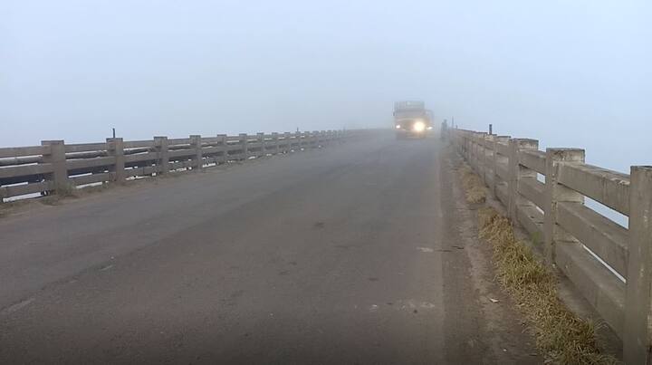 सांगलीत गेल्या चार दिवसांपासून पहाटे धुक्याची चादर पाहायला मिळत आहे. 