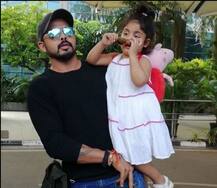 Bigg Boss 12 : श्रीशांत सहकुटुंब मुंबई विमानतळावर