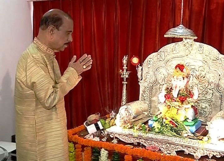 मुंबईत शिवसेना नेते मनोहर जोशींच्या घरीही बाप्पांचं उत्साहात आगमन झालं. शिवसेना स्वबळावर सत्तेत यावी असं मागणं यावेळी मनोहर जोशींनी बाप्पाला घातलं आहे.