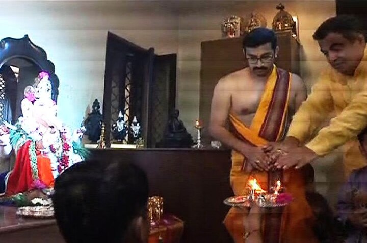 नागपुरातही केंद्रीय मंत्री नितीन गडकरींच्या घरी गणरायाचं उत्साहात आगमन झालं आहे. विधीवत पूजा करुन बाप्पाची प्रतिष्ठापना करण्यात आली...सर्वांच्या जीवनात आनंद यावा अशी मागणी यावेळी गडकरींनी बाप्पाकडे केली आहे.