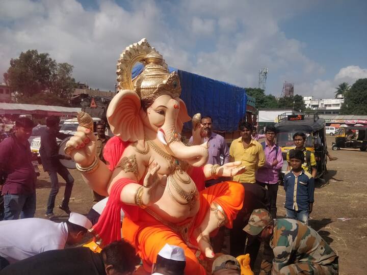 पुढचे 9 दिवस बाप्पा विराजमान होणार आहेत, रोज नियमितपणे बाप्पाची पूजा आरती आर्टिलरी सेंटरमध्ये होणार आहे. 