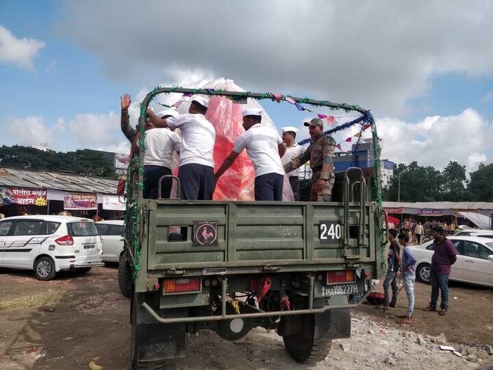 घरोघरी लाडक्या बाप्पाचं आगमन होत असताना आपली आर्मीही त्याला अपवाद ठरली नाही. देशसेवेसाठी कायमचं डोळ्यात तेल घालून सतर्क राहणारे भारतीय जवानही गणपती बाप्पाच्या भक्तीत दंग झाले. 