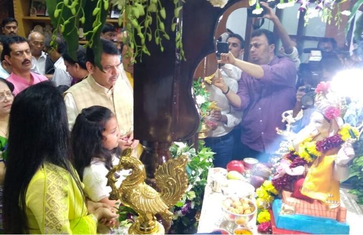 मुख्यमंत्री देवेंद्र फडणवीस यांच्या हस्ते 'वर्षा' या शासकीय निवासस्थानी बाप्पाची प्राणप्रतिष्ठा करण्यात आली.