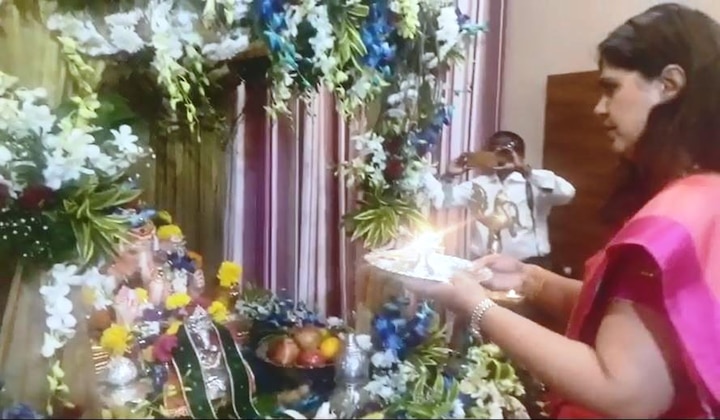 राज्याच्या महिला व बालकल्याण मंत्री पंकजा मुंडे यांच्या मुंबईतल्या रॉयल स्टोन या शासकीय निवासस्थानी बाप्पाचं स्वागत करण्यात आलं. यावेळी पंकजा मुंडे यांच्यासोबत त्यांचं संपूर्ण कुटुंब उपस्थित होतं. यावेळी संपूर्ण कुटुंबाने बाप्पाची आरती एकत्र केली आणि भक्तीच्या रंगात दंग झालेले दिसले.