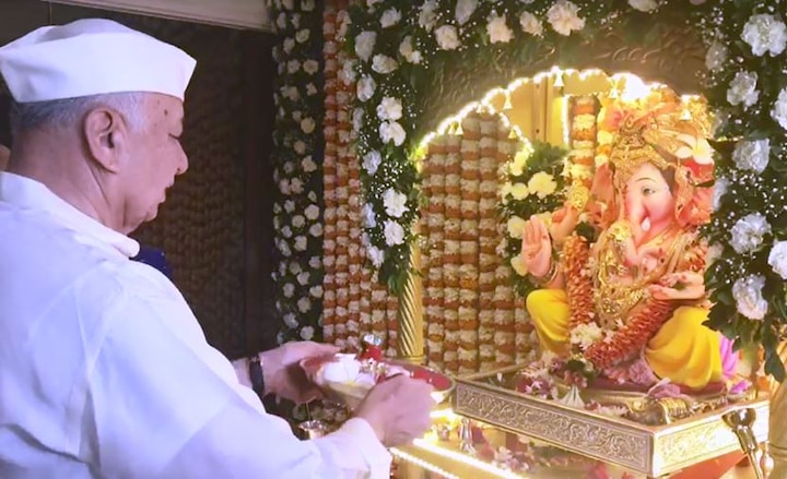 माजी मुख्यमंत्री आणि काँग्रेसचे जेष्ठ नेते सुशील कुमार शिंदे यांच्या मुंबईतल्या घरी गणपती बाप्पाची प्राणप्रतिष्ठा करण्यात आली. यावेळी सुशील कुमार शिंदेसह प्रणीती शिंदे यांनीही गणरायाची मनोभावे आरती केली.