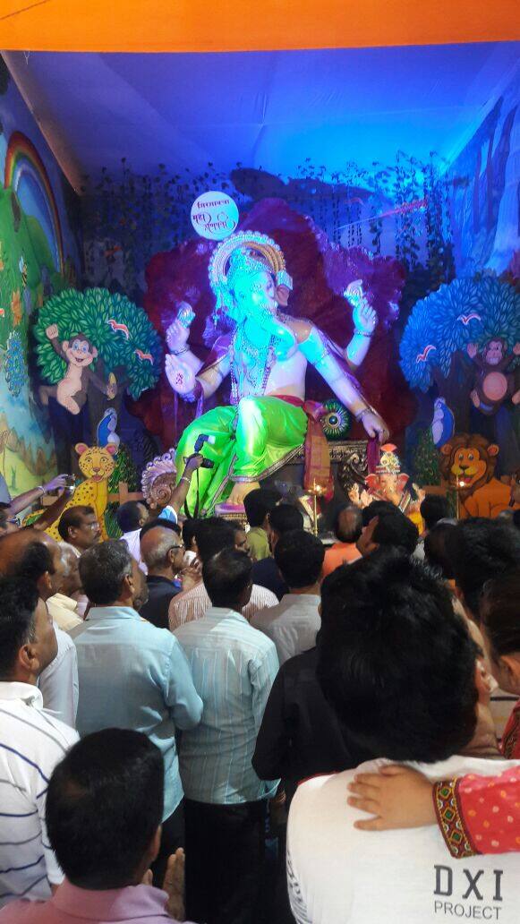 जितेंद्र यांना गिरगावातील श्याम सदन म्हणजे पूर्वीची रामचंद्र बिल्डिंग सोडून पन्नासहून अधिक वर्ष झाली. तरीही ते दरवर्षी गणेशोत्सवासाठी नियमित हजेरी लावतात.